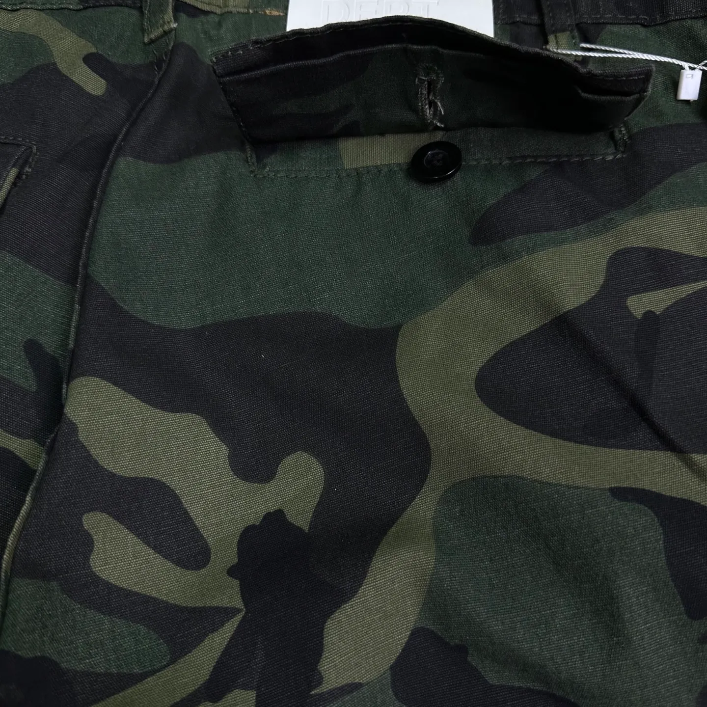 P250 GALLERY DEPT. 2025 new camouflage patchwork hand-painted multi-pocket couple style loose bootcut jeans 🔥High version🔥High version🔥Top ceiling quality Styles with different washed textures, very friendly to people with thin legs and thick legs, the bootcut version is very flattering to the leg shape Moderate length that never goes out of style, easy to match with casually, basic styling for various styles, a must-have in the wardrobe! The fabric is stiff but also makes the upper body soft without losing texture. The washing process is even more perfect. It is a must-have item for everyone! ! ! Washed wheat, hang tag, pants label, complete with three labels Color: camouflage green Size: 28, 30, 32, 34, 36 (five sizes)